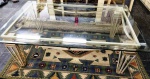 Belíssima Mesa de centro em metal patinado com tampo de vidro bisotado. Mede: 124 x 86 cm(Ge)
