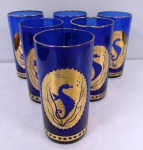 Conjunto de 6 copos de vidro azul cobalto  com ornamentação dourada em tema cavalos marinhos . Mede: 14,5 cm (Am)
