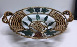 Lindo centro de mesa em metal ornamentada com rosas e palha sintética. Mede: 45 x 13 cm