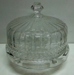 Sensacional e grande boleira em vidro ricamente  trabalhada . Mede: 30x26 cm  ( C)