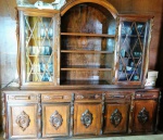 Antigo e Esplêndido buffet em jacarandá  ormamentado com florões nas portas e laterias com 5 portas e gavetas  e 2 portas cristaleiras com vidro e estante central   ,precisando de pequeno  restauro em alguns pontos nas bordas . Mede: