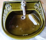 Antigo conjunto de louças em verde musco com enfeites em relevo. Nunca usado . Mede: Pia : 53x47 cm e base : 66 de altura