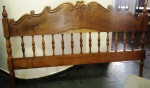 Belíssima cama de casal  em jacarandá ricamente trabalhada .  Mede: cabeceira: 1,67 x1,03 cm - Barra lateral / varal : 1,90 comprimento e 40 cm de altura .