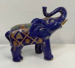 Elefante em porcelana , estilo satsuama  com detalhes em ouro ricamente ornamentado , cor azul cobalto . Mede; 22x19 cm
