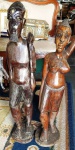 Extraordinário par de esculturas produzidas a mão em madeira maciça Africana, adquirida em viagem de família para África, representando casal de figuras tribais . Em excelente estado, 84 e 76 cm de altura. 