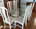 Belíssima Mesa de jantar com bases de pedra em mármore e vidro bisotado com 6 cadeiras em madeira maçiça . Mede: 100X 200 CM - as cadeiras  37 X 45 X 110 cm
