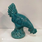 Escultura em porcelana em formato de galinha . Mede: 27x36 cm