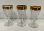 3 Taças de cristal bico de jaca com borda dourada. Mede: 10 cm