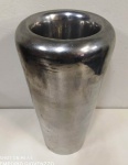 Vaso em aluminio maciço . Mede: 30 cm 