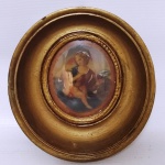 Antigo camaféu com marfim pintado protegido por vidro em madeira pintada de dourado. Mede; 12x14 cm