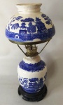 Antigo abajour em porcelana chinesa ( padrão andorinhas ) , possui restauros e colagem. Mede: 9 x 30 cm 
