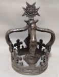 Belíssima grande coroa moldada em alumínio maciço ricamente ornamentada. Mede: 20x16 cm com boca interna de 11 cm 
