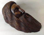 Belíssima escultura do rosto de CRISTO talhada em madeira maciça . Mede: 30x14x14 cm - Assinada.