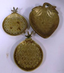 Trio de porta coisas em bronze em formato de frutas . Maior mede: 12 cm