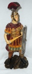 Escultura em material resinado muito bonito, representando soldado gladiador, medindo 45 cm de altura.