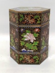 Antiga e Pequena caixa com 3 estágios em metal cloissoné em policromia preta floral . Mede:7x10 cm