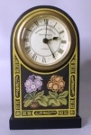 Relógio de mesa inglês em madeira ricamente ornamentados  com tema floral  Marca : ROGER LASCELLES - CLOCKS OF LONDON -  a bateria  - Mede: 6x11 cm a pilha - Mede: 6x11 cm 