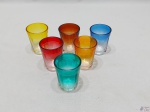 Jogo de 6 copos de shot em vidro gomado, colorido. Medindo 6cm de altura.