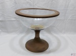 Fruteira, centro de mesa em acrílico com acabamento em metal dourado. Medindo 31,5cm de diâmetro de boca x 30cm de altura.