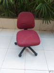 Caixa de escritório com rodízio, assento e encosto acolchoados, na cor vermelha. Medindo 45cm x 45cm de assento x 42cm de altura mínima do assento x 55cm de altura máxima do assento.