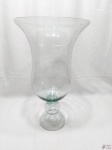 Vaso em vidro incolor esverdeado. Medindo 50cm de altura x 30cm de diâmetro.