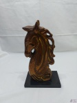 Escultura na forma de cabeça de cavalo em bronze pesado com base em resina. Medindo 28,5cm de altura, pesando aproximadamente 3 kg.