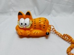 Telefone decorativo na forma do personagem Garfield, funcionando perfeitamente. Medindo 18,5cm de comprimento.