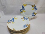 Jogo de 6 pratos rasos em porcelana Schmidt Francesca Romana com pintura de borboletas e friso ouro. Medindo 27cm de diâmetro.