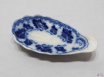 Petisqueira em porcelana inglesa borrão azul. Medindo 21cm x 12,5cm.