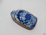 Caixa oval em cobre trabalhado com tampa de cerâmica pintada, azul e branco. Medindo 24cm x 14cm x 7,5cm de altura.