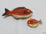 Par de enfeites de peixe em cerâmica colorida. Medindo o maior 24cm x 13cm.