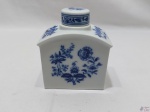 Perfumeiro em porcelana Vista Alegre azul e branco. Medindo 12cm de altura x 10cm de largura.