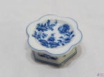 Saleiro de mesa em porcelana Vista Alegre azul e branco. Medindo 8,5cm de diâmetro x 4cm de altura.
