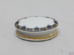 Caixa oval decorativa em porcelana Vista Alegre. Medindo 11cm x 7cm x 4cm de altura.