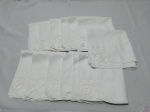 Jogo de 12 guardanapos em tecido 100% algodão, nunca usado, com trabalho de renda. Medindo 40cm x 40cm.