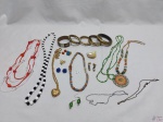 Lote de bijuterias diversas, composto de colares, pulseira, etc.