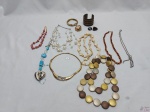 Lote de bijuterias diversas, composto de colares, pulseira, etc.