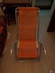 Cadeira de praia em alumínio reclinável na cor laranja.