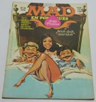 Revista em quadrinhos MAD em português, Nº 32, Editora Vecchi, apresenta uma assinatura de caneta na capa e a capa está um pouco solta nas pontas