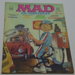 Revista em quadrinhos MAD em português, Nº 33, Editora Vecchi, apresenta uma assinatura de caneta na capa