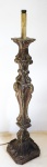DIVERSOS - Antigo toucheiro em madeira nobre, esculpida com resquício de policromia, adaptado par abajur. Alt. 115 cm.