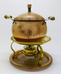 COBRE - Panela para fondue em cobre martelado com trempe em metal dourado, alças e puxadores em madeira. Med. 29x21 cm.
