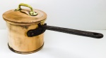 COBRE - Grande e pesad panela em cobre de origem francesa, cabo em ferro e puxador com tampa em bronze. Med. 24x23x48 cm.