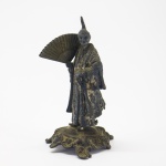 PEWTER - Antigo paliteiro em pewter, representando samurai com grande leque. Alt. 12 cm. No estado.