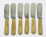 FAQUEIRO - Conjunto de 6 espátulas em inox com cabos em marfim. Med. 11 cm.