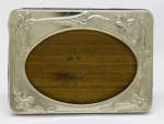 DIVERSOS - Porta retrato em madeira e moldura em metal espessurado a prata, decorada com motivos florais, ART DECO. Med. 18x13 cm.