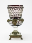 CRISTAL - Belíssimo vaso floreira em cristal double com rica lapidação, guarnecida em bronze e elevada por 4 pés em formato de garra. Med. 24x12 cm.