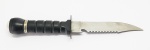 COLECIONISMO - Faca de caça, cbo plástico com bússula, bainha em couro sintético preto. Med. 32 cm.