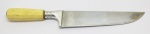 COLECIONISMO - Faca de caça, cabo em osso, guarda em alumínio, lâmina em aço, bainha em couro e pelos. Med. 29 cm.