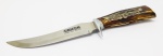 COLECIONISMO - Faca de caça, cabo em resina, guarda em metal cromado, lâmina em aço, bainha em couro. Med. 33 cm.